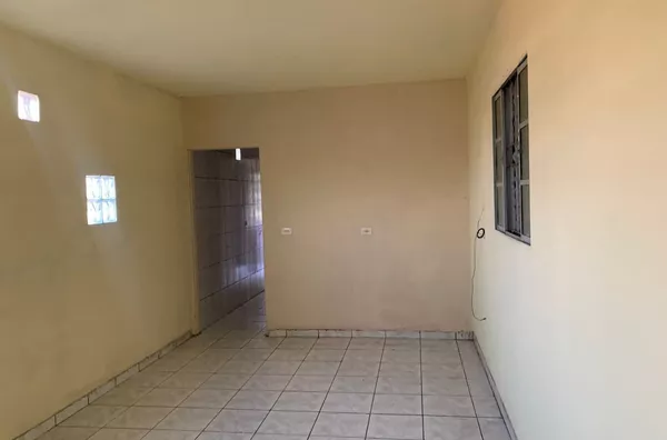 Casa com 01 dormitório grande, cozinha espaçosa, banheiro e área de serviço, com fácil acesso ao metrô Itaquera.