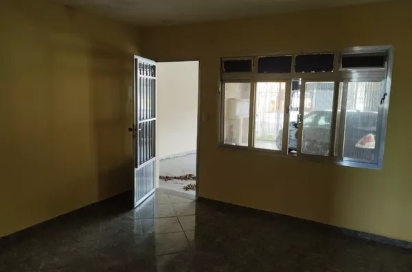 Casa para aluguel com 02 dormitórios e vaga de garagem