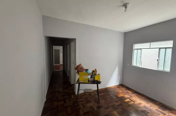 Casa com 02 dormitório, sala, cozinha azulejada, banheiro, área de serviço - sem vaga de garagem.