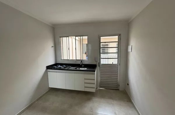 Condomínio fechado com total de 8 casas, 01 dormitório, cozinha, banheiro e área de serviço, fácil acesso aos pontos de ônibus e aos metrôs. 