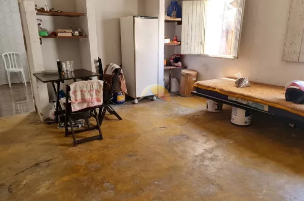 VENDE-SE TERRENO COM MEIA ÁGUA