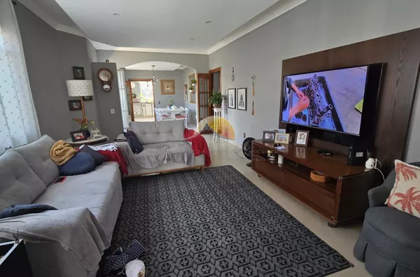 VENDO EXCELENTE CASA NO CENTRO DA CIDADE!