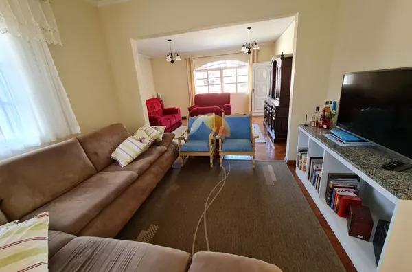 VENDE-SE BELÍSSIMA CASA NO BAIRRO VARGINHA