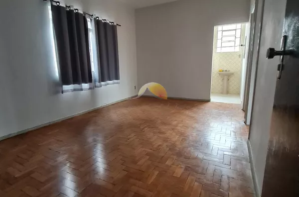 ALUGA-SE ÓTIMA CASA NO CENTRO