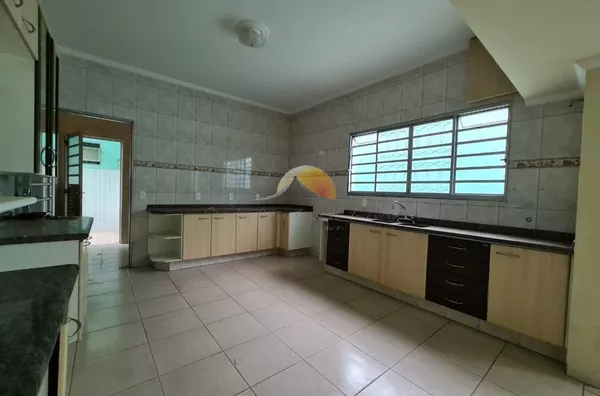 VENDO ÓTIMA CASA NO BAIRRO MEDICINA