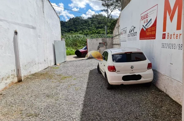 VENDE-SE TERRENO COM MEIA ÁGUA
