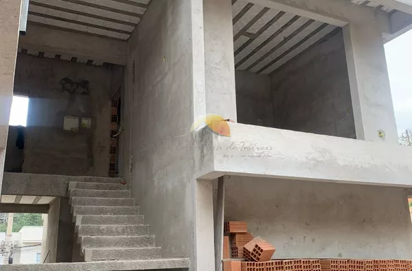 VENDO OU TROCO EXCELENTE CASA NO BAIRRO PINHEIRINHO