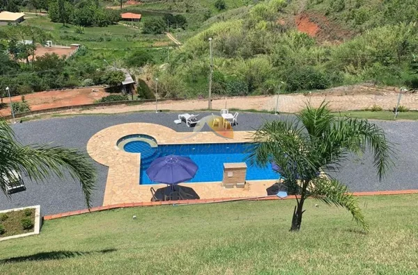 VENDO OU TROCO EXCELENTE CASA NO PINHEIRINHO