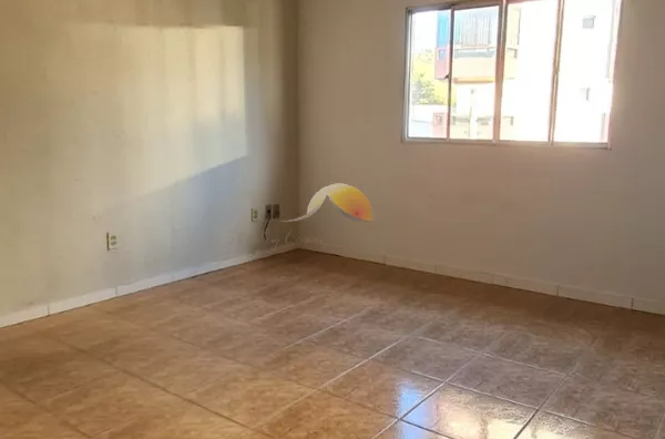 ALUGA-SE ÓTIMA CASA NO CENTRO!