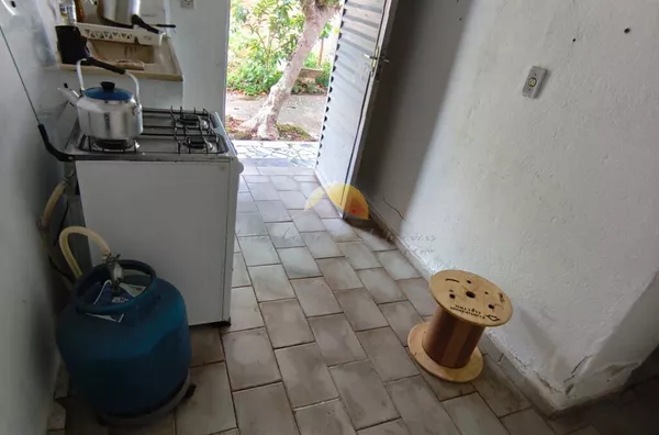 VENDO ÓTIMA CASA COM EDICULA NO BAIRRO SANTO ANTONIO