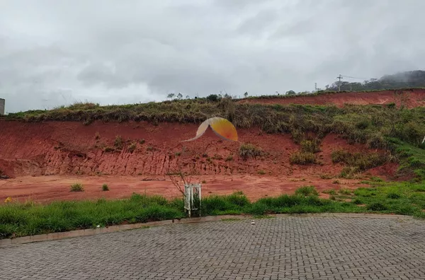 VENDE-SE TERRENO NO VALE DAS HORTÊNSIAS!