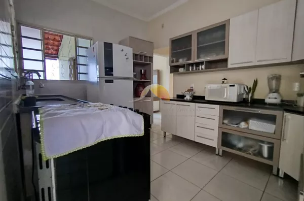  VENDO ÓTIMA CASA NO BAIRRO JARDIM DAS COLINAS.