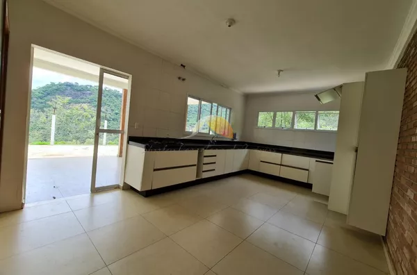 VENDO ÓTIMA CASA NO CONDOMÍNIO MATO DENTRO!