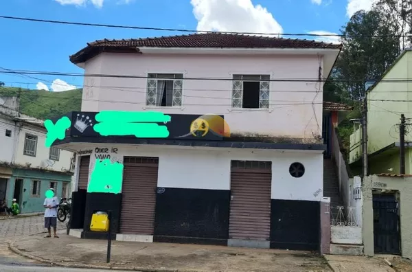 VENDE-SE CASA COMERCIAL COM 2 COMÉRCIOS E 2 KITNETS