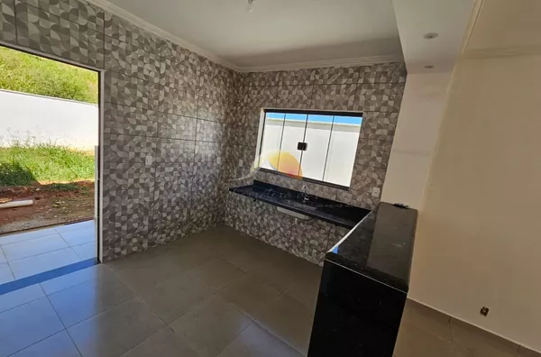 VENDE-SE EXCELENTE CASA NO JARDIM CALIFÓRNIA PRONTINHA PARA FINANCIAR.