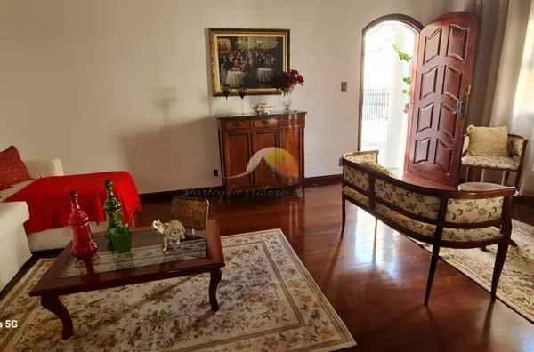 VENDO ENCANTADORA CASA NO CENTRO DE ITAJUBÁ!