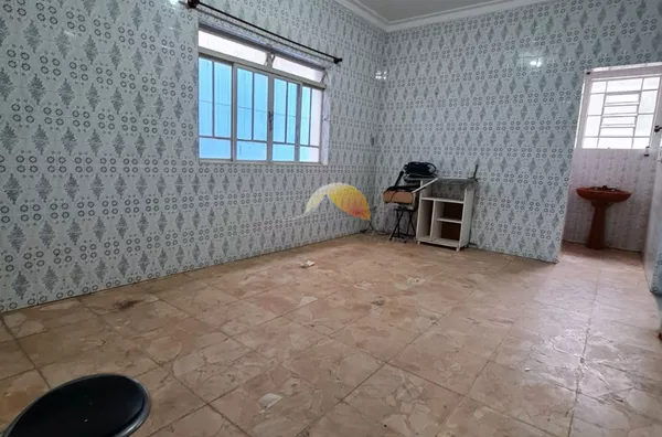 ALUGA-SE ÓTIMA CASA NO CENTRO