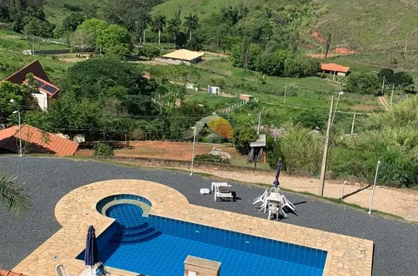VENDO OU TROCO EXCELENTE CASA NO PINHEIRINHO