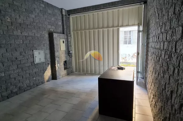 ALUGA-SE ÓTIMA CASA NO CENTRO!
