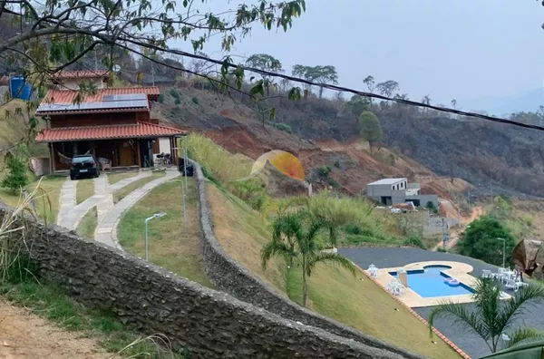 VENDO OU TROCO EXCELENTE CASA NO PINHEIRINHO