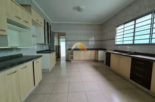 VENDO ÓTIMA CASA NO BAIRRO MEDICINA