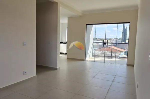 VENDO ÓTIMO APARTAMENTO NO BAIRRO MORRO CHIC.