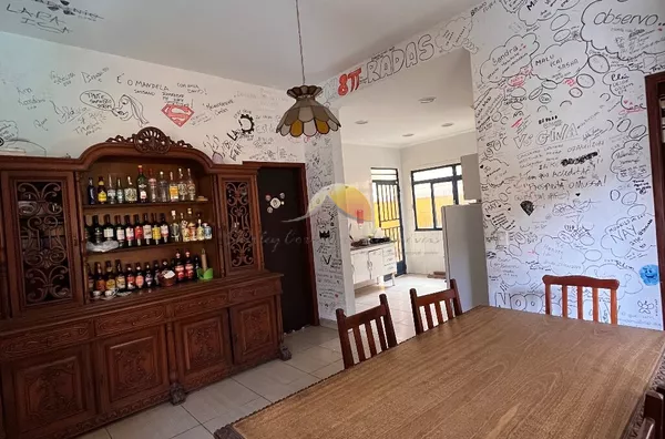 VENDO EXCELENTE CASA NO CORAÇÃO DA CIDADE!