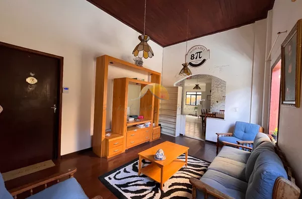 VENDO EXCELENTE CASA NO CORAÇÃO DA CIDADE!