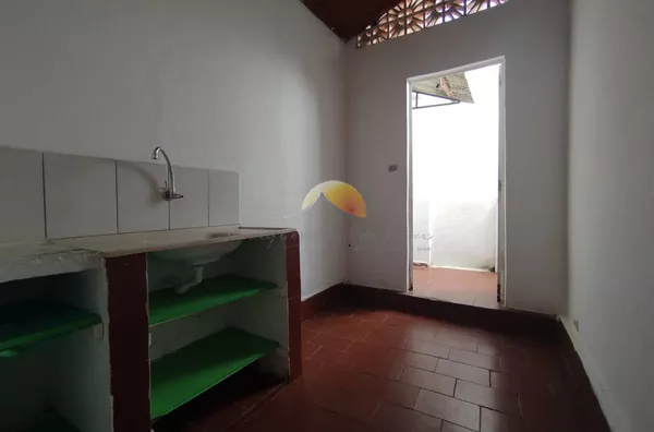 ALUGA-SE EXCELENTE KITNET NO BAIRRO MORRO CHIC!