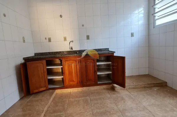 ALUGA-SE ÓTIMA CASA NO CENTRO!