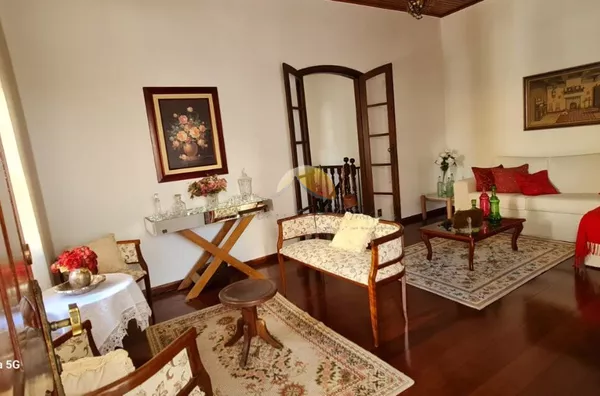 VENDO ENCANTADORA CASA NO CENTRO DE ITAJUBÁ!