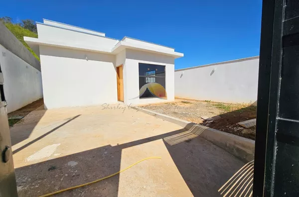 VENDE-SE EXCELENTE CASA NO JARDIM CALIFÓRNIA PRONTINHA PARA FINANCIAR.