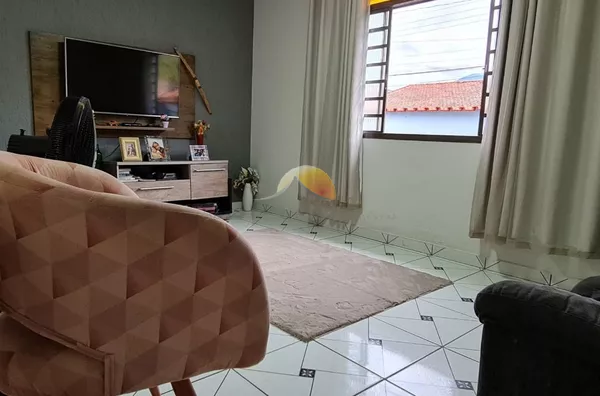 VENDE-SE ÓTIMA CASA NO BAIRRO SANTA ROSA!