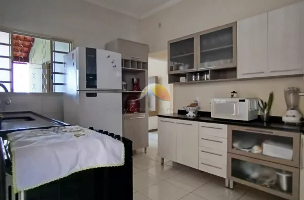  VENDO ÓTIMA CASA NO BAIRRO JARDIM DAS COLINAS.