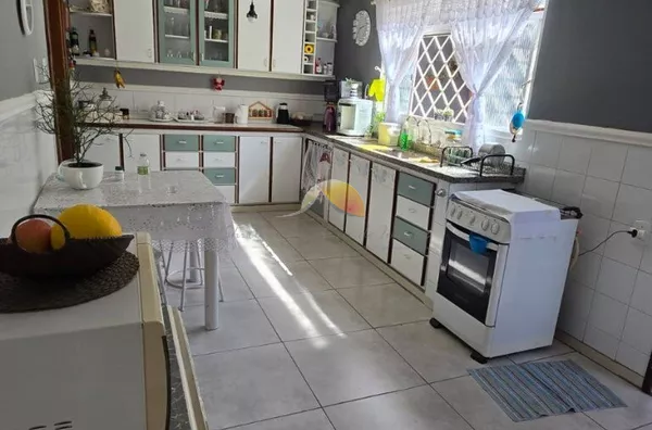 VENDO EXCELENTE CASA NO CENTRO DA CIDADE!