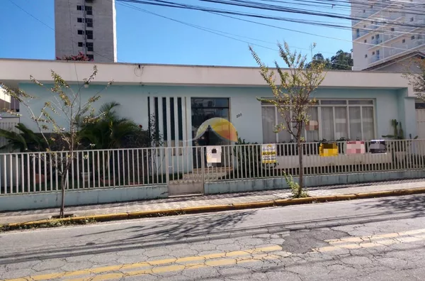 ALUGO EXCELENTE CASA NO CENTRO DE ITAJUBÁ