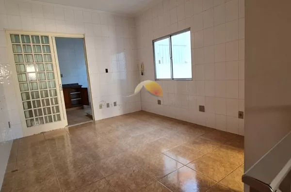 ALUGA-SE ÓTIMA CASA NO CENTRO!