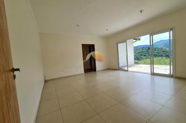 VENDO ÓTIMA CASA NO CONDOMÍNIO MATO DENTRO!