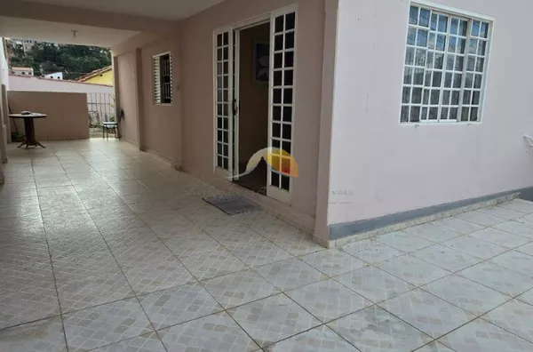 VENDO ÓTIMA CASA NO BAIRRO JARDIM DAS COLINAS