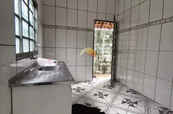 ALUGO EXCELENTE CASA NO BAIRRO SANTO ANTÔNIO 