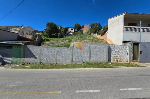 VENDO TERRENO COM 750m² NO BAIRRO REBOURGEON