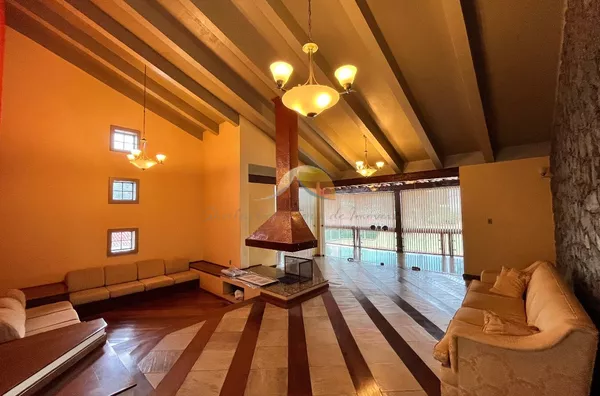 VENDO EXCELENTE CASA DE ALTO PADRÃO NO PINHEIRINHO!