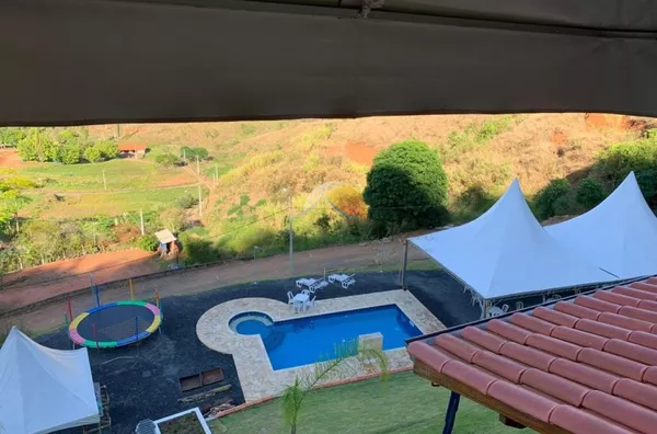 VENDO OU TROCO EXCELENTE CASA NO PINHEIRINHO
