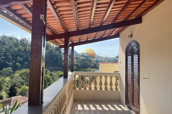 VENDO EXCELENTE CASA NO CENTRO DE BRAZOPOLIS!