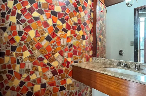 VENDO EXCELENTE CASA DE ALTO PADRÃO NO PINHEIRINHO!