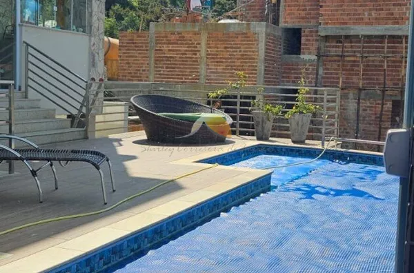 VENDO EXCELENTE CASA NO BAIRRO PINHEIRINHO!