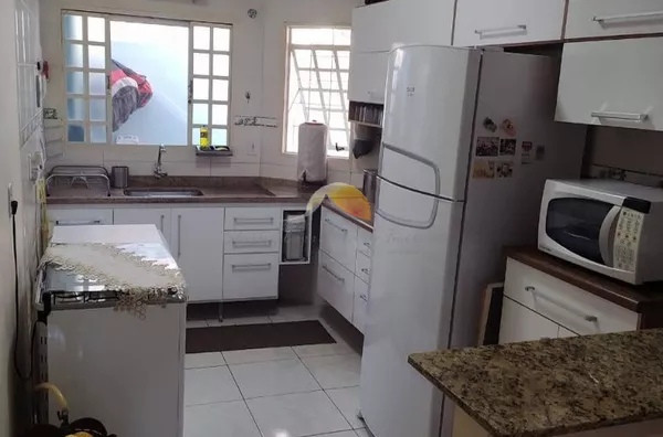 VENDE-SE CASA NO BAIRRO VARGINHA