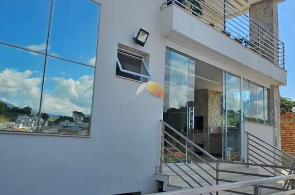 VENDO EXCELENTE CASA NO BAIRRO PINHEIRINHO!