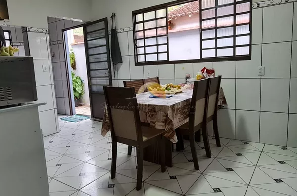 VENDE-SE ÓTIMA CASA NO BAIRRO SANTA ROSA!