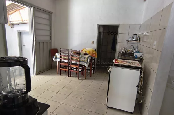 VENDO ÓTIMA CASA COM EDICULA NO BAIRRO SANTO ANTONIO